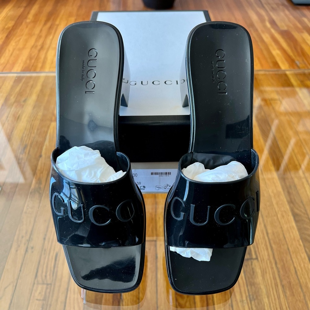 Brand New.. GUCCI Sandals 👡  size 39,  100% Authentic, never worn!